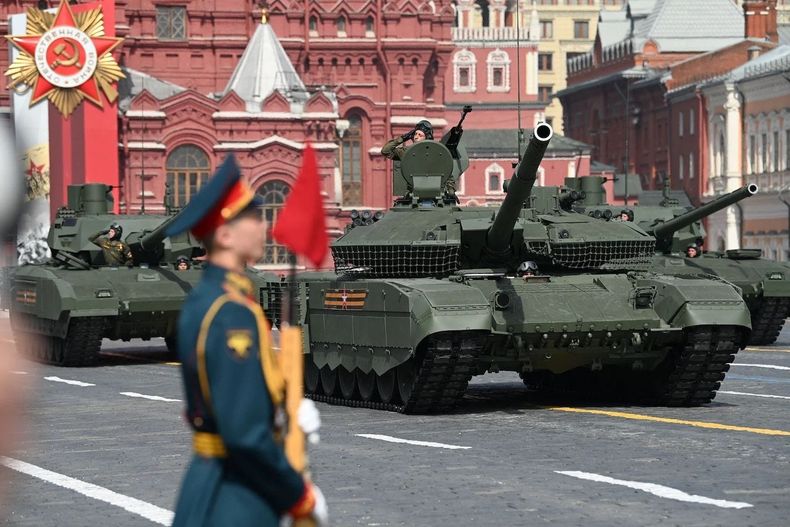 Tanques rusos T-90M y T-14 Armata desfilan por la Plaza Roja de Moscú