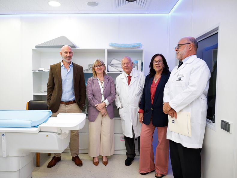Jefe médico del Área de Resonancia del CMDTC Emilio Turcatti, ministra de Salud Pública Cristina Lustemberg, presidente del Directorio de CMDTC Bartolomé Ángel Grillo, presidenta del SMI María del Rosario Pérez y director general del SMI Fernando Paroli.
