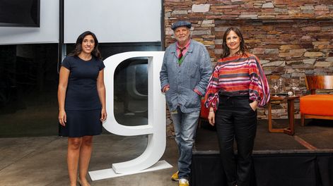 Búsqueda | De galería: periodista de gastronomía y vinos Marcela Baruch Mangino y directora periodística Daniela Bluth rodean a Francis Mallmann, invitado especial al encuentro por los 20 años de la revista.