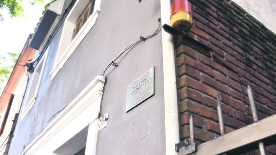 Polémica placa que recuerda el Taller de los Inútiles, centro de artistas en los años 60. Foto: Milene Breito