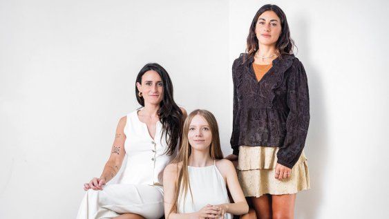 Victoria Solé, coordinadora regional de The War On Climate; Agustina Syrowicz, representante de la Red de Jóvenes para la Justicia Climática; y Lucila Pizzarulli,&nbsp;jefa de oficina de la Organización Internacional para las Migraciones.