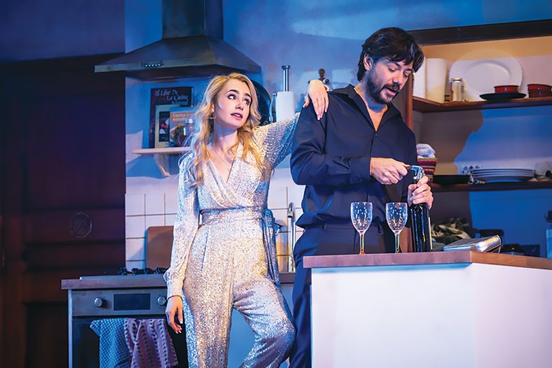 La obra Barcelona se estrenó en el Duke of York’s Theatre de Londres; es un thriller psicológico que narra el encuentro entre una atractiva turista estadounidense y un misterioso español