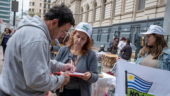 Recolección de firmas para el plebiscito que impulsa Cabildo Abierto. Foto: Ricardo Antúnez, adhocFOTOS Recolección de firmas para el plebiscito que impulsa Cabildo Abierto. Foto: Ricardo Antúnez, adhocFOTOS