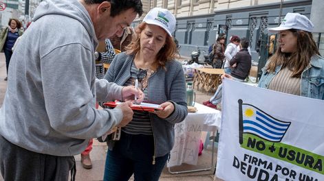 Militantes del plebiscito No más Usura-Por una Deuda Justa, impulsado por el partido Cabildo Abierto, recogen firmas en Av. 18 de Julio. Foto: Ricardo Antúnez