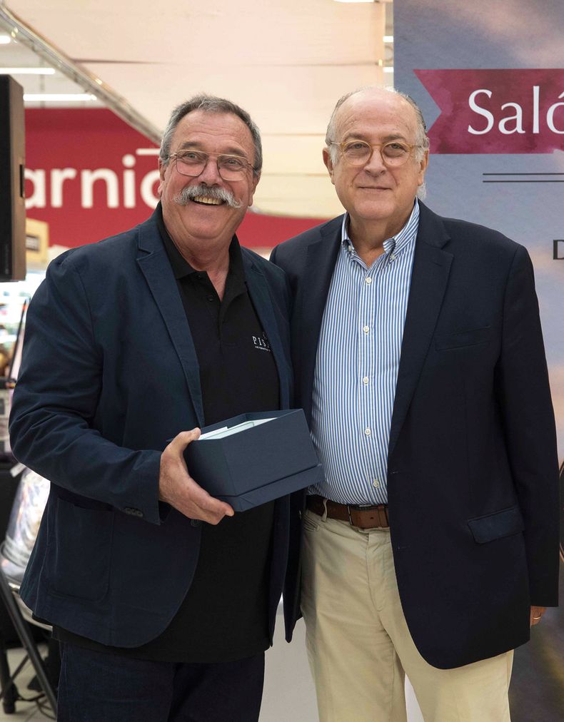 Daniel Pisano, de la Bodega Pisano, recibió, junto con otros bodegueros, un reconocimiento de manos de Roberto Couce, gerente de Compras de GDU, por acompañar el salón desde la primera edición