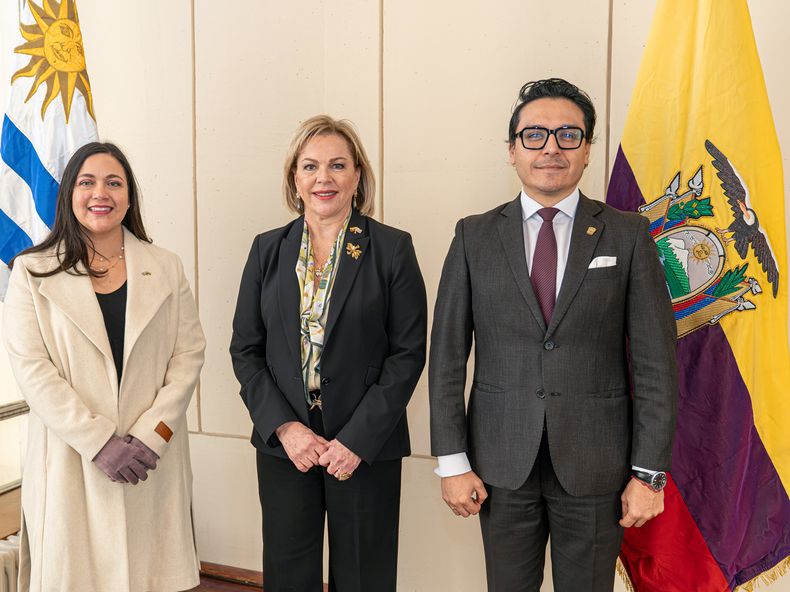 Encargada de Funciones Consulares Andrea Gonzales, embajadora de Ecuador Isabel Wagner y jefe de misión adjunto alterno Andrés Naranjo.