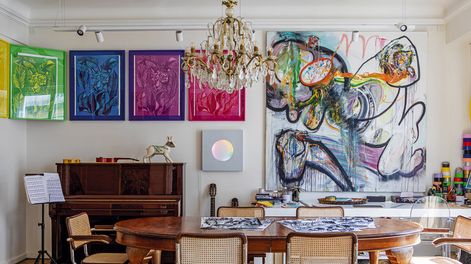 Búsqueda | Sillas Cesca de Marcel Breuer para Thonet rodean la mesa de comedor heredada de su suegra. Sobre la pared, una obra de Juan Becu: Es un artista que me encanta.