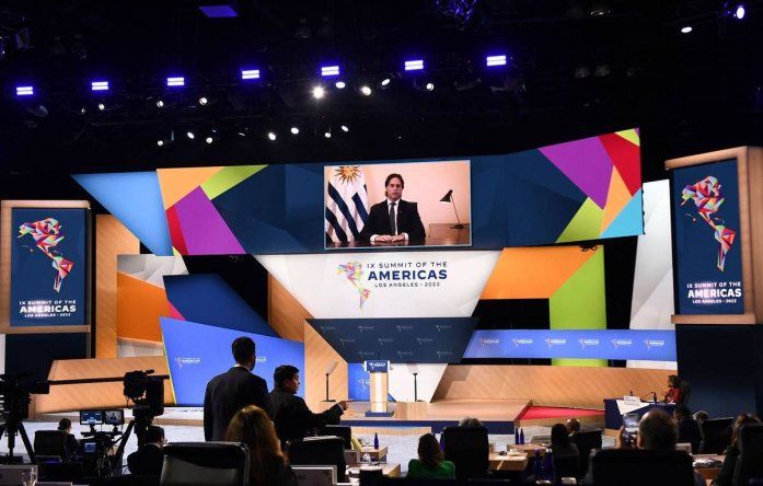 Luis Lacalle Pou, durante una sesión plenaria de la IX Cumbre de las Américas en Los Ángeles, el 10 de junio de 2022, en California.