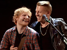 Ed Sheeran y Macklemore durante un show de la gira.