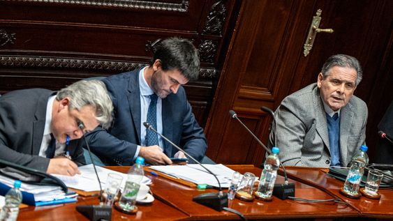 Alejandro Sciarra y Guillermo Fossati durante la Interpelación en la Cámara de Senadores Alejandro Sciarra y Guillermo Fossati durante la Interpelación en la Cámara de Senadores