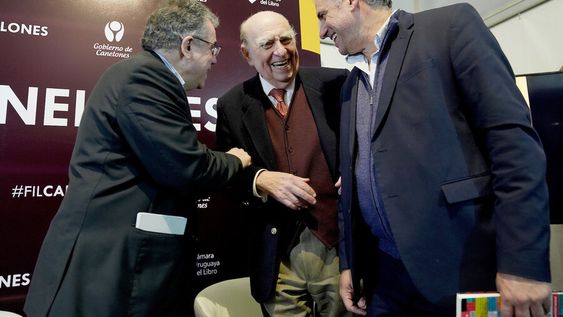 Gerardo Caetano, Julio María Sanguinetti y Yamandú Orsi en la feria del libro de Canelones. Foto: Javier Calvelo / adhocFOTOS Gerardo Caetano, Julio María Sanguinetti y Yamandú Orsi en la feria del libro de Canelones. Foto: Javier Calvelo / adhocFOTOS