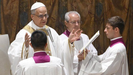 El papa León XIV oficia su primera misa en la Capilla Sixtina ante los 133 cardenales que le eligieron en la cuarta votación en el cónclave El papa León XIV oficia su primera misa en la Capilla Sixtina ante los 133 cardenales que le eligieron en la cuarta votación en el cónclave