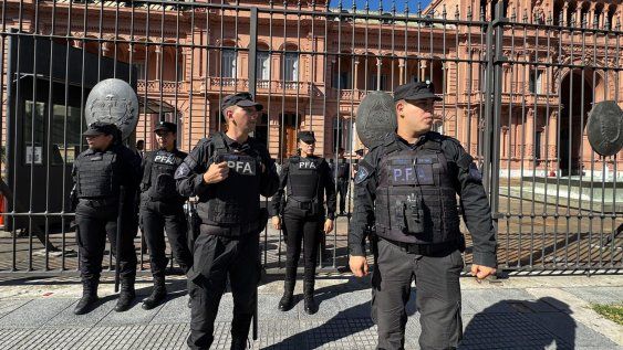 Integrantes de la Policía Federal de Argentina custodian en la entrada de la Casa Rosada, en Buenos Aires, el jueves 23 de abril de 2026.