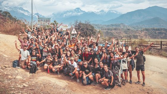Vuelan Recibidos 2023: viaje de 180 egresados durante un trekking por el Himalaya, Nepal. Vuelan Recibidos 2023: viaje de 180 egresados durante un trekking por el Himalaya, Nepal.