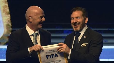 Gianni Infantino, presidente de la FIFA, junto a Alejandro Domínguez, presidente de la Conmebol