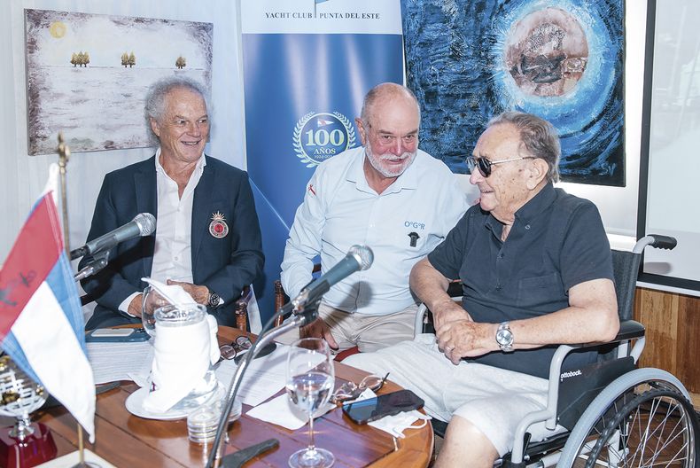 Vicecomodoro del Yacht Club de Punta del Este Daniel Sielecki, director y fundador de Ocean Global Race Don McIntyre y Juan Etcheverrito, comodoro del Yacht
