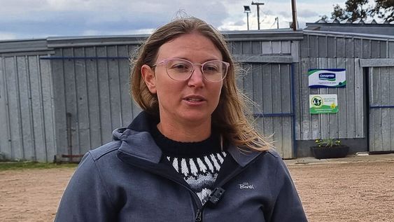 Anny Blum dirige el tambo El Escondido, en Punta del San Salvador. Fotografía: Agro de Búsqueda Anny Blum dirige el tambo El Escondido, en Punta del San Salvador. Fotografía: Agro de Búsqueda