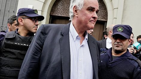 Búsqueda | Gustavo Penadés en la salida de Fiscalía de la calle Cuareim en Montevideo. Foto: Javier Calvelo / adhocFOTOS