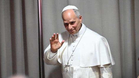 El papa León XIV saluda a los participantes al finalizar la presentación de su primera encíclica, Magnifica humanitas, en la Ciudad del Vaticano, el 25 de mayo de 2026.