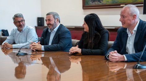 Justo Onandi, Mario Bergara Viviana Repetto y Germán Benítez durante la reunión de transición de gobierno en la Intendencia de Montevideo, 13 de mayo de 2025