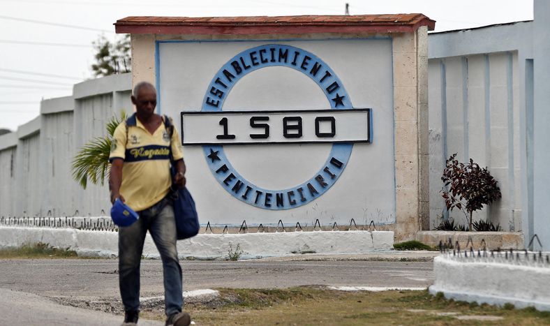 Una persona camina afuera del Establecimiento Penitenciario 1580 este viernes, en La Habana (Cuba).&nbsp;