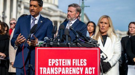 Los representantes Ro Khanna, Thomas Massie y Marjorie Taylor Greene participaron en una conferencia de prensa en el Capitolio sobre la Ley de Transparencia de los Archivos Epstein, 18 de noviembre de 2025.