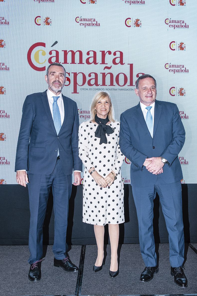Presidente de la Cámara de Comercio Española Alberto Charro, vicepresidenta de la República Beatriz Argimón y Álvaro Delgado