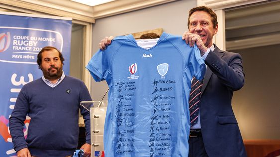 El embajador de Francia Jean-Paul Seytre recibió como obsequio la camiseta de los Teros.