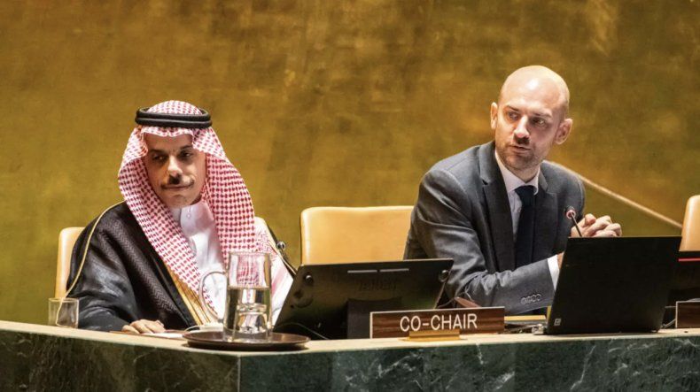 El ministro de Asuntos Exteriores francés, Jean-Noël Barrot, y el ministro de Asuntos Exteriores saudí, Faisal bin Farhan Al-Saud, presiden una conferencia sobre Palestina en la sede de la ONU en Nueva York el 29 de julio de 2025