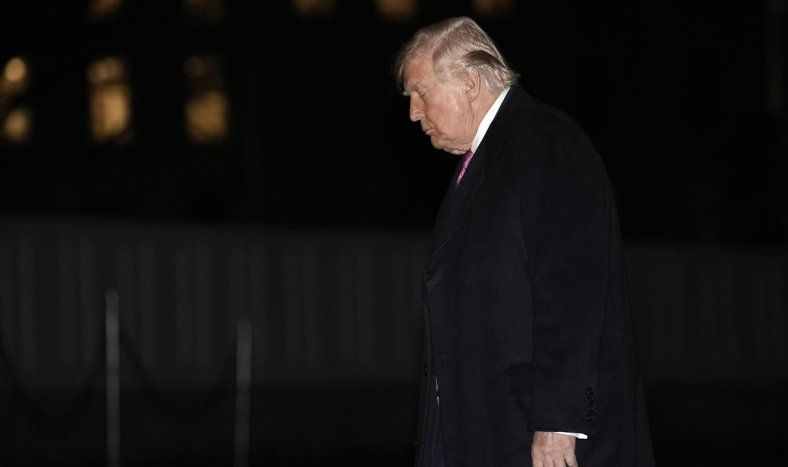El presidente estadounidense Donald Trump camina por el jardín sur de la Casa Blanca a su regreso a Washington, D.C., EE. UU., el 29 de marzo de 2026.