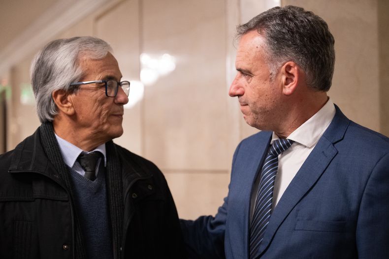 Juan Castillo, ministro de Trabajo y Seguridad Social, junto al presidente Yamandú Orsi.