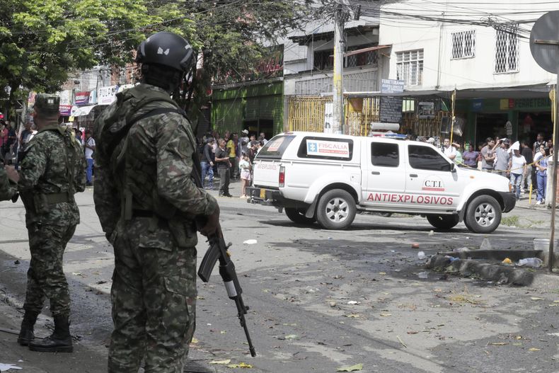 Integrantes de fuerzas de seguridad vigilan los alrededores de la estación de policía del barrio Meléndez donde ocurrió un atentado este martes, al sur de Cali (Colombia)
