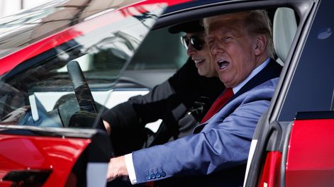 Donald Trump se sienta en un Tesla Model S junto a Elon Musk en el jardín sur de la Casa Blanca.