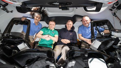 Los astronautas varados en la Estación Espacial abandonan la nave y vuelven a la Tierra.