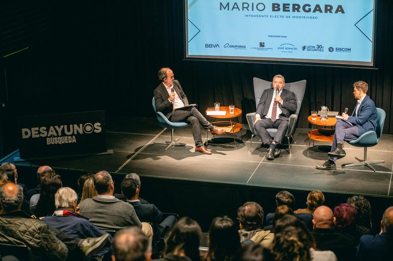 Director periodístico de Búsqueda Andrés Danza, intendente electo de Montevideo Mario Bergara y periodista de información y política Santiago Sánchez