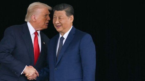 Donald Trump y Xi Jinping se dan la mano al salir tras sus conversaciones en la base aérea de Gimhae, situada junto al aeropuerto internacional de Gimhae en Busan, el 30 de octubre de 2025.
