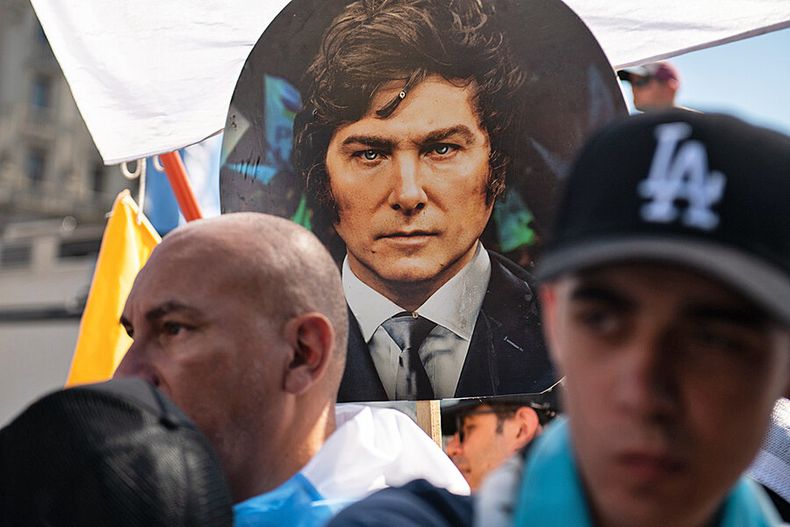 Simpatizantes de Javier Milei frente al Congreso de la Nación, antes de que asuma como presidente de Argentina. Foto: Santiago Mazzarovich, adhocFOTOS