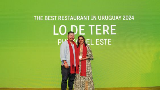 De Lo de Tere: el jefe de cocina Brian Martínez y la cocinera María Elena Marfetán reciben el premio a Mejor Restaurante de Uruguay 2024; Lo de Tere obtuvo el puesto 41° en el ranking Latin America’s 50 Best Restaurants 2024 De Lo de Tere: el jefe de cocina Brian Martínez y la cocinera María Elena Marfetán reciben el premio a Mejor Restaurante de Uruguay 2024; Lo de Tere obtuvo el puesto 41° en el ranking Latin America’s 50 Best Restaurants 2024