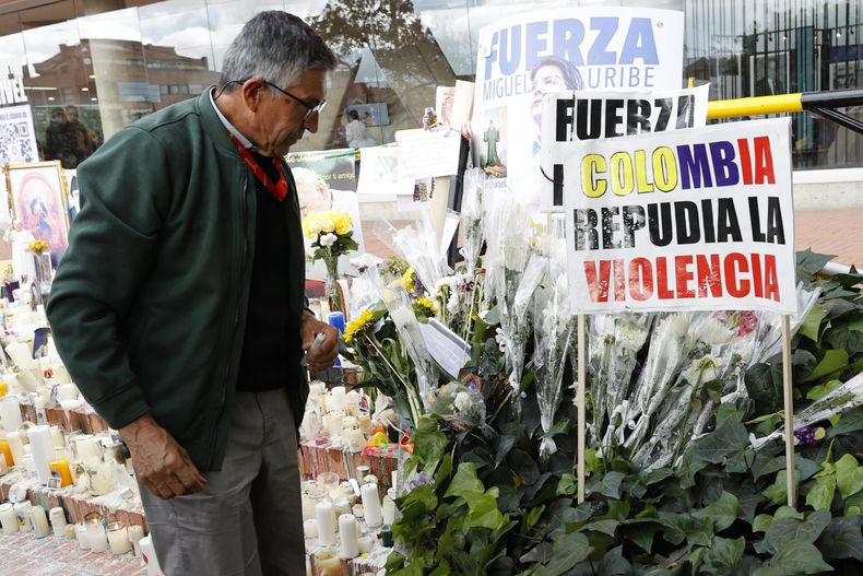 Un hombre observa un altar por la salud del senador Miguel Uribe este martes, frente a la Clínica Fundación Santa Fe de Bogotá (Colombia)