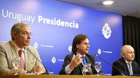 Robert Silva, Luis Lacalle Pou y Pablo da Silveira en Torre Ejecutiva. Foto: Daniel Rodríguez, adhocFOTOS