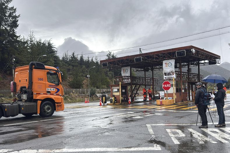 Fotografía que muestra el acceso a la mina El Teniente este viernes, en Rancagua (Chile)