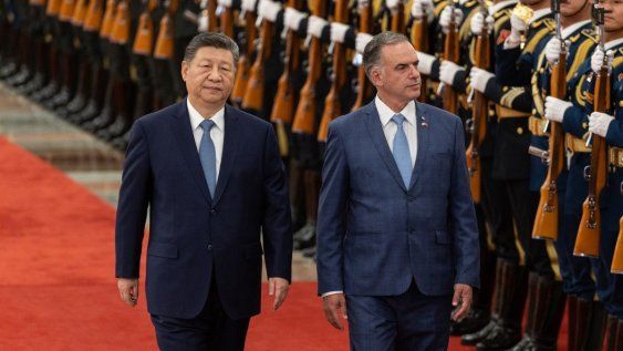 El presidente uruguayo, Yamandu Orsi y el presidente chino, Xi Jinping, pasan revista a la guardia de honor durante una ceremonia de bienvenida en el Gran Salón del Pueblo en Pekín, el 3 de febrero de 2026. El presidente uruguayo, Yamandu Orsi y el presidente chino, Xi Jinping, pasan revista a la guardia de honor durante una ceremonia de bienvenida en el Gran Salón del Pueblo en Pekín, el 3 de febrero de 2026.