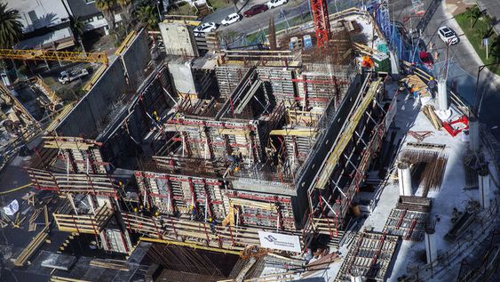 Un edificio en construcción en el barrio Pocitos. Foto: Mauricio Zina, adhocFOTOS Un edificio en construcción en el barrio Pocitos. Foto: Mauricio Zina, adhocFOTOS