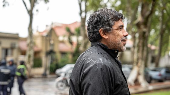Senador Óscar Andrade antes de una reunión de las bancadas parlamentarias del Frente Amplio con Yamandú Orsi en marzo Senador Óscar Andrade antes de una reunión de las bancadas parlamentarias del Frente Amplio con Yamandú Orsi en marzo