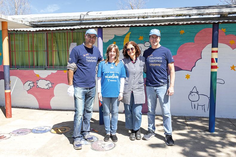 Director del Segmento Masivo de Telefónica Movistar Fernando Leis, directora de Asuntos Públicos de Telefónica Movistar Leticia Lago, directora del Jardín N° 222 Maribel Fagúndez y el CEO de Telefónica Movistar Uruguay José Luis Aiello
