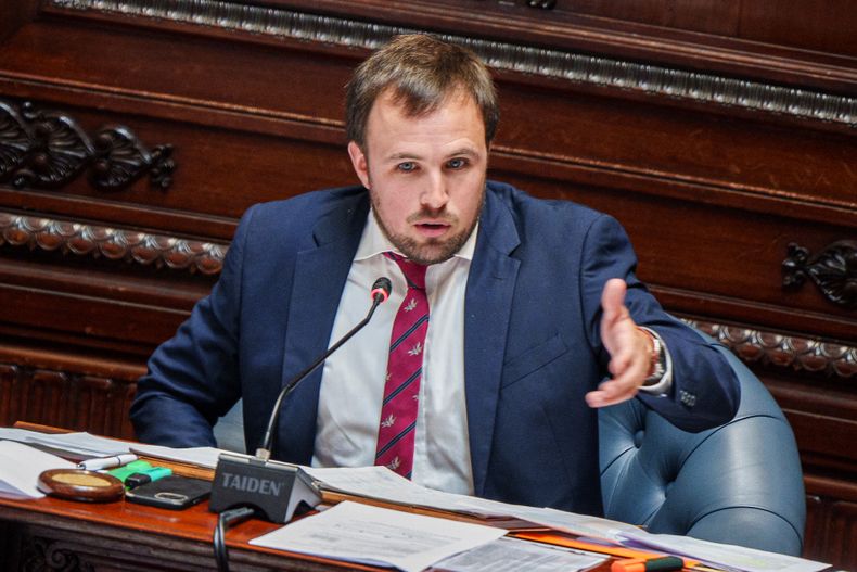 Carlos Rydstrom durante la Comisión Permanente en la Cámara de Senadores del Palacio Legislativo en Montevideo.
