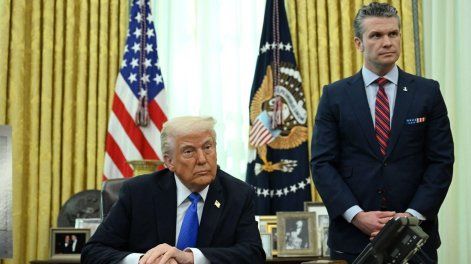 El presidente de Estados Unidos, Donald Trump, y el secretario de Defensa, Pete Hegseth, durante un evento en la Oficina Oval de la Casa Blanca en Washington.