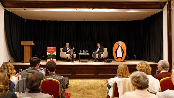 El periodista Jaime Clara presentó el libro junto con el escritor Javier Cercas. El periodista Jaime Clara presentó el libro junto con el escritor Javier Cercas.