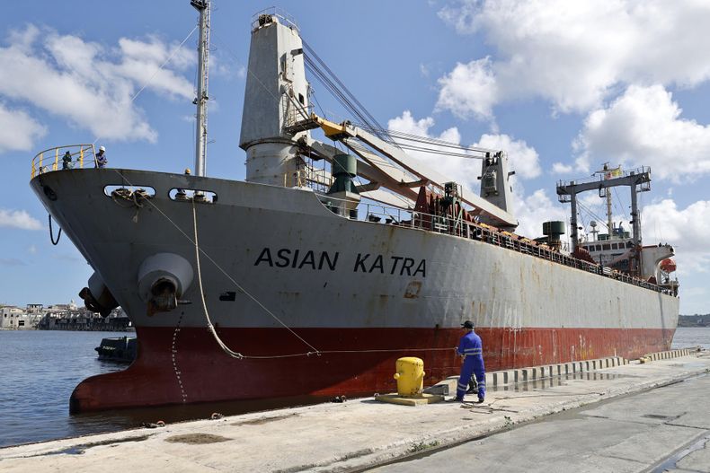 Un trabajador del puerto realiza labores de atraque de un barco que llegó este lunes, en La Habana (Cuba). El barco mercante Asian Katra atracó en la bahía de La Habana con ayuda humanitaria procedente de México y Uruguay para el pueblo cubano, que sufre apagones y una profunda crisis económica gravada por el bloqueo petrolero de EE.UU..