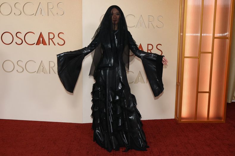 Chloé Zhao, única mujer nominada a Mejor dirección por Hamnet, dejó de lado su característica sobriedad y apostó por un diseño gótico de la uruguaya Gabriela Hearst que se robó todas las miradas.  